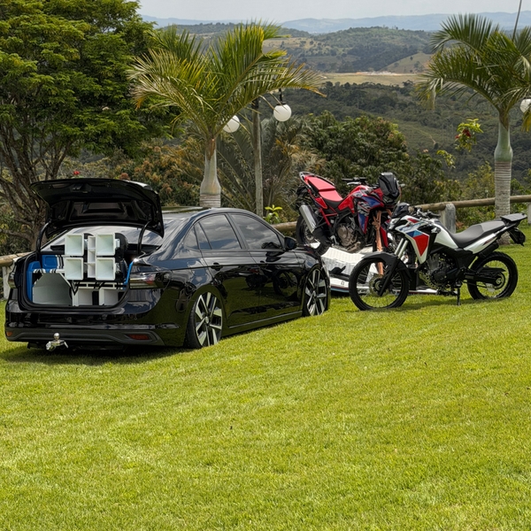 Virtus com paredão e Africa Twin 1100 em um jardim